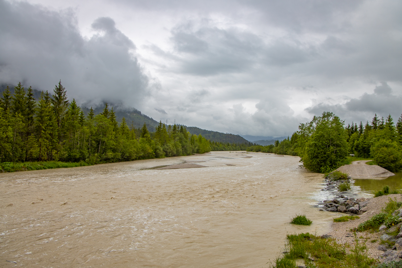 Durch das Regenwetter hat die Isar eine starke Strömung