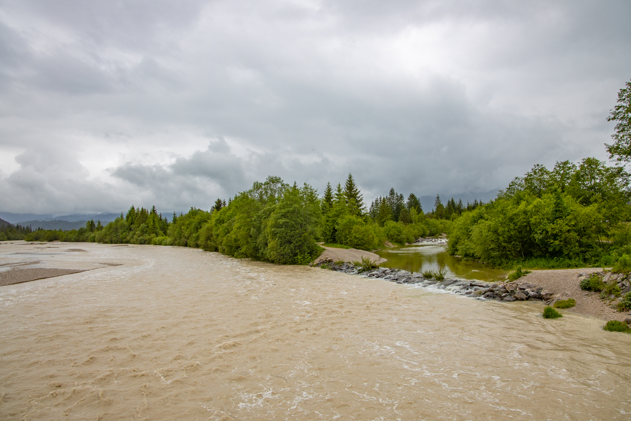 Der Zufluss rechts beschert und später einen Umweg im Regen