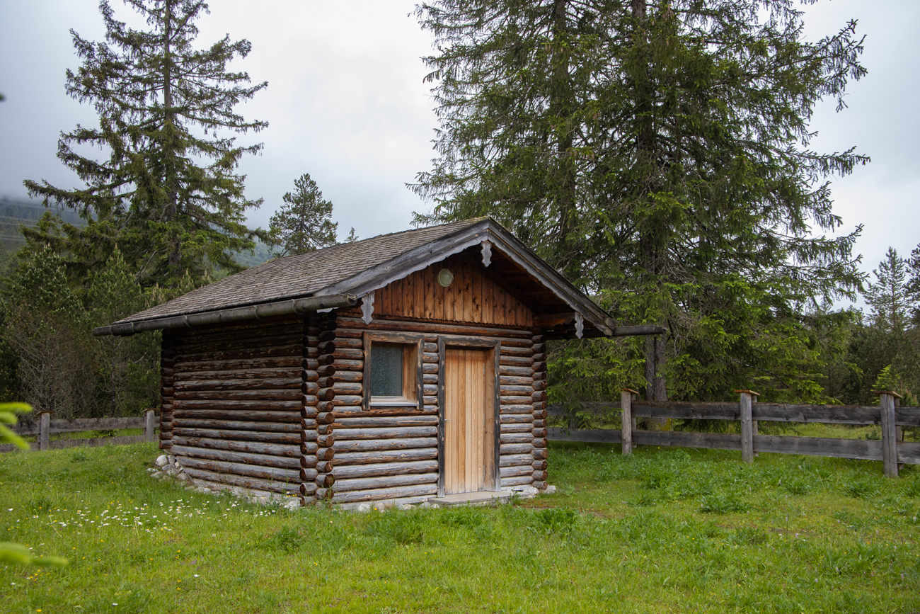 Hütte mit Waldarbeiter-Werkzeug