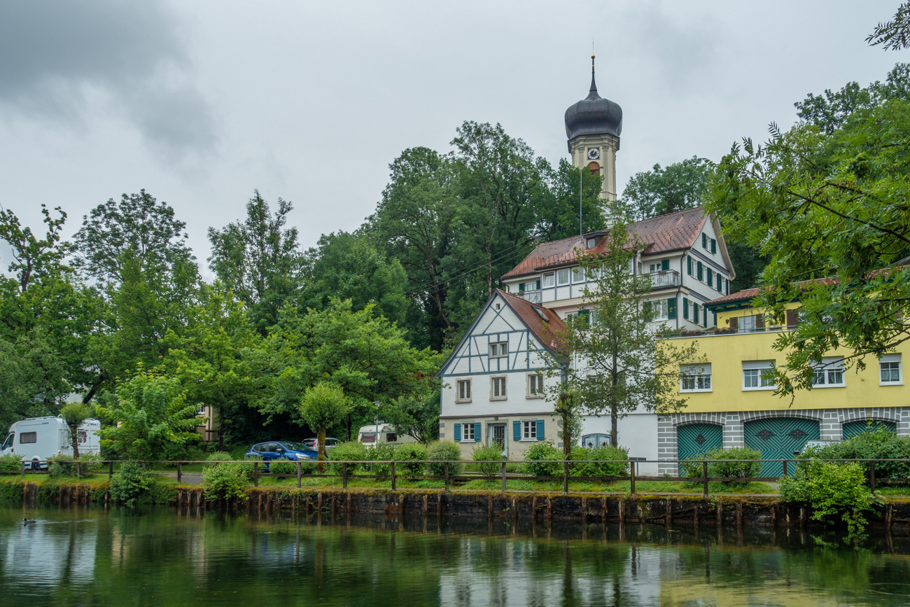 Weiher zwischen den Häusern