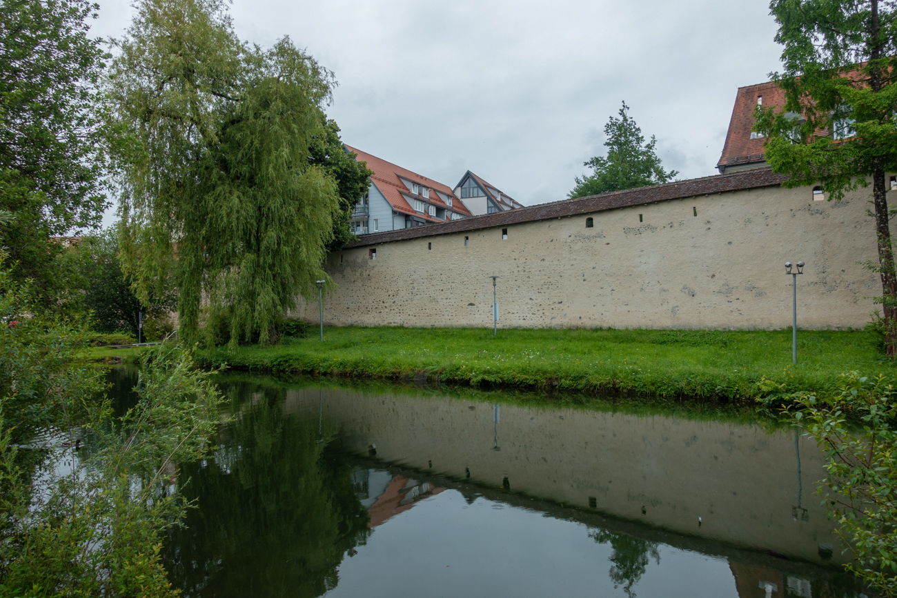 Im Wasser an der Stadtmauer ...