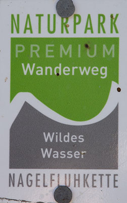 Kennzeichnung des Wanderwegs "Wildes Wasser"