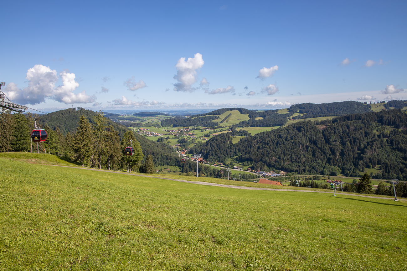 Blick auf die Bahn und ins Tal