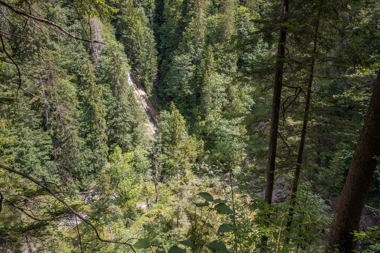 Wasserfälle rauschen ins Tal