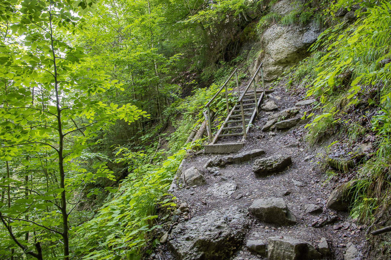 Abstieg über rutschige Treppen