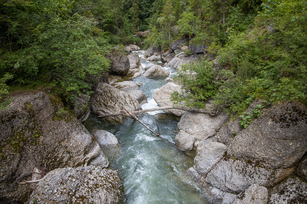 Hier rauscht die Weißach unter der Brücke durch