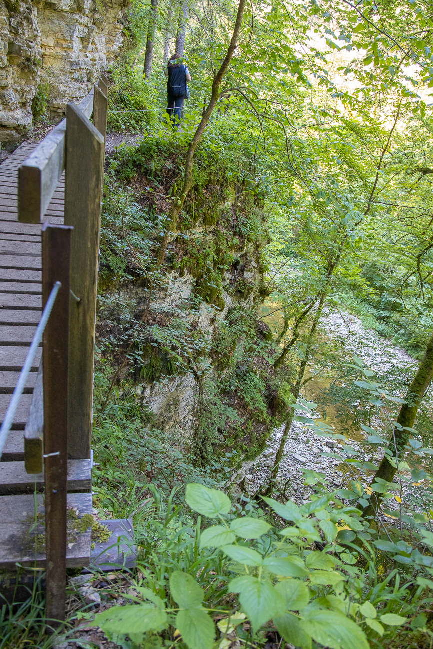 Hier verläuft der Weg hoch über dem Fluss