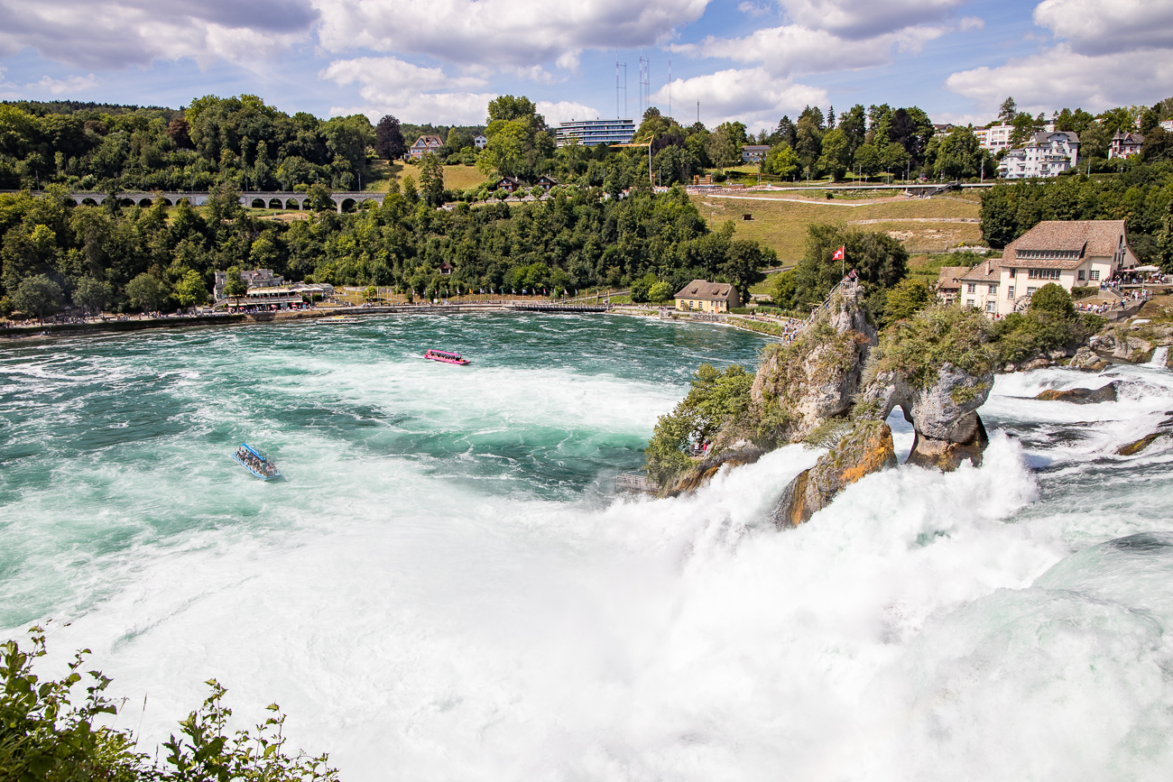 Mit den Schiffen kann man sich den Fällen nähern, ähnlich wie bei den Niagarafällen, nur wird man dort viel nasser ;-)