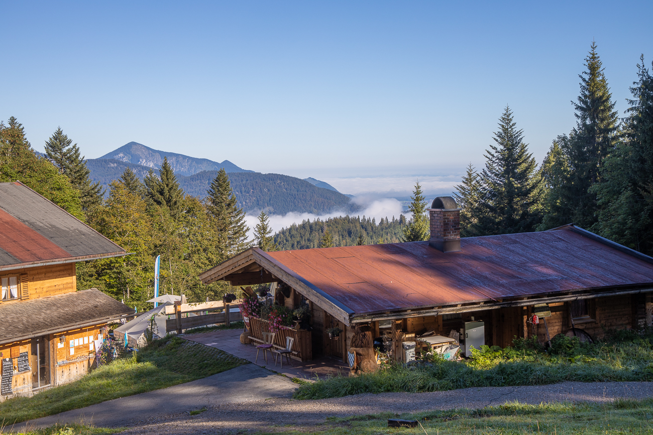 Mit dem Bus fahren wir zur Hindenburghütte, an der die Wanderung startet