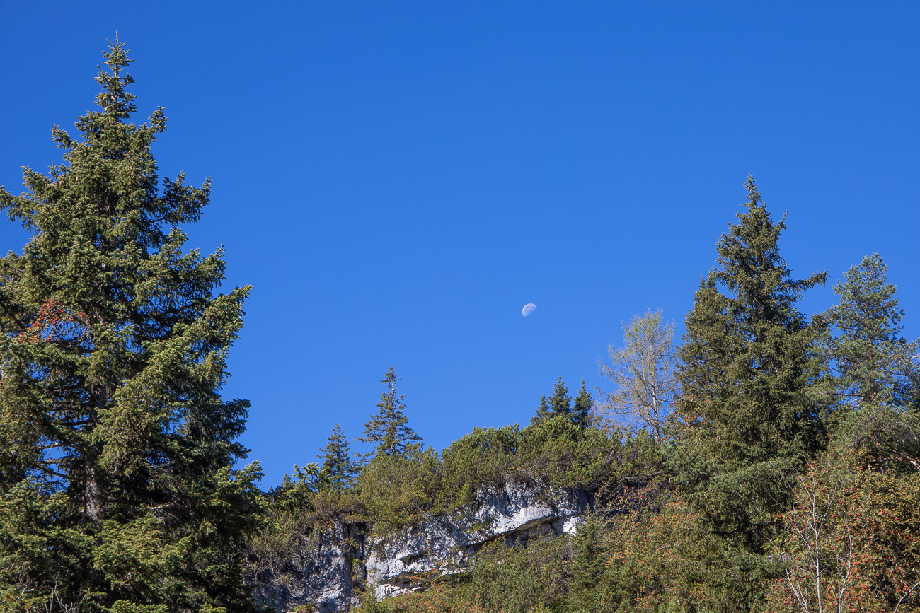 Mond über den Felsen