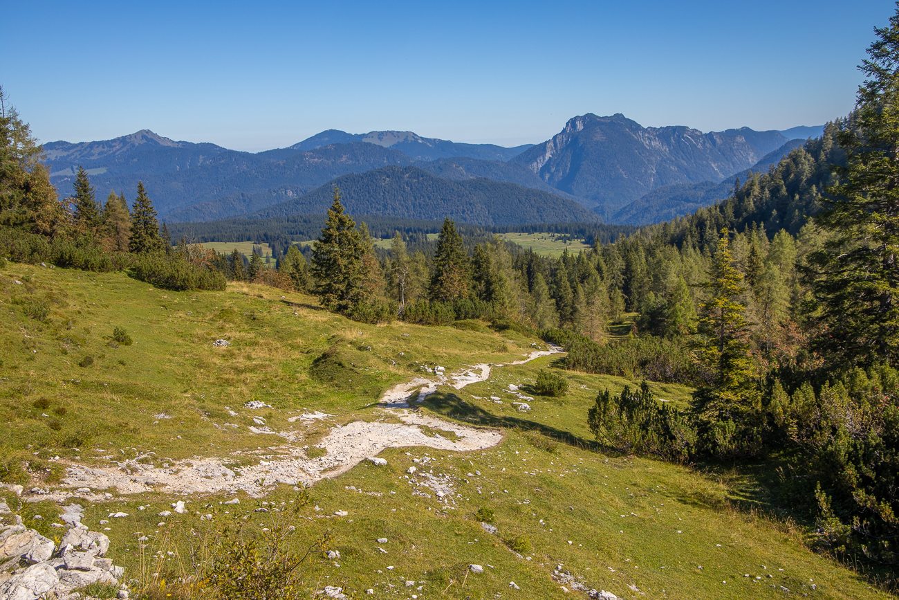 Steiniger Weg vom Tal hinauf ...