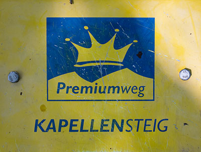 Kennzeichnung des Premiumwanderwegs "Kapellensteig"