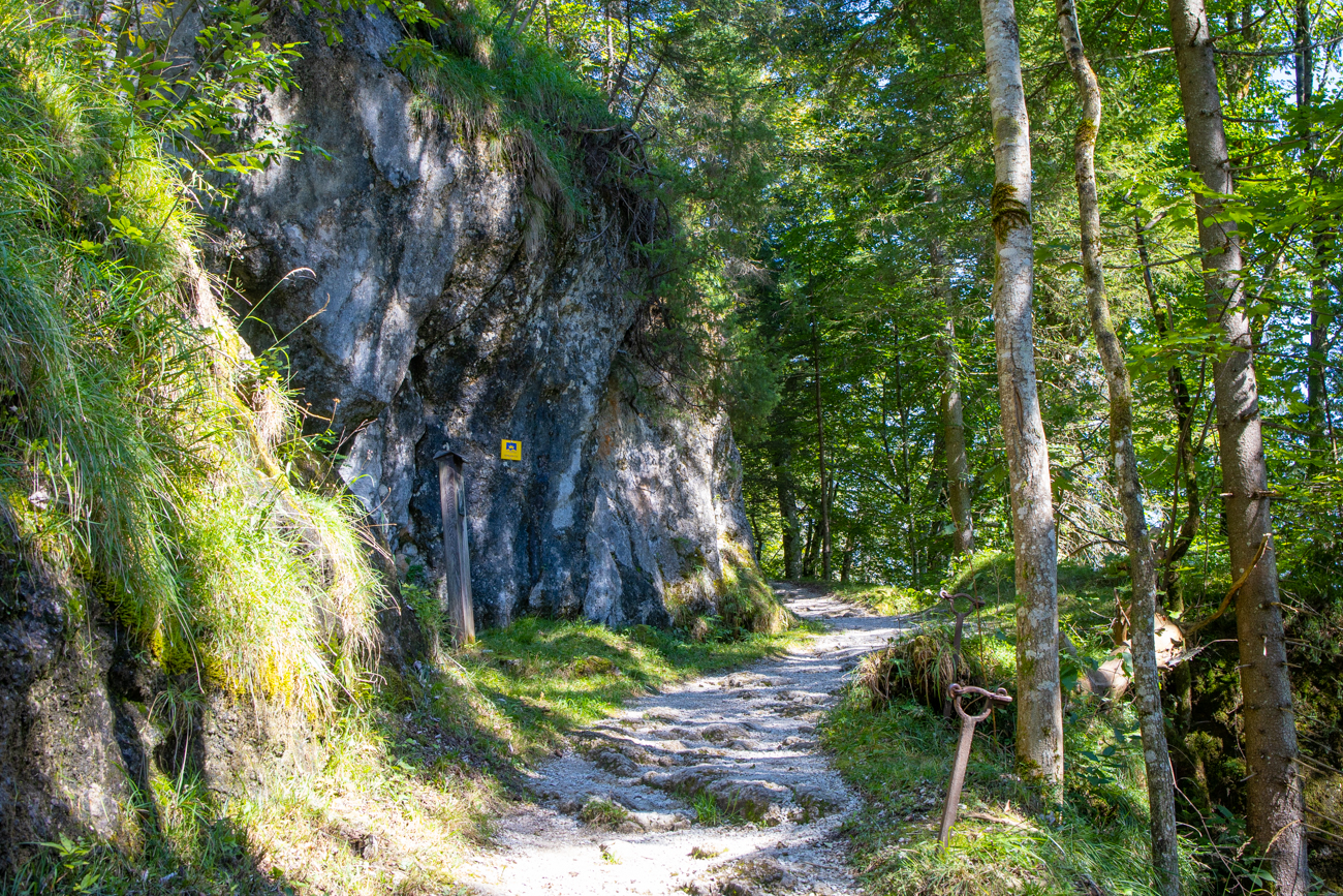 Felswand am Weg
