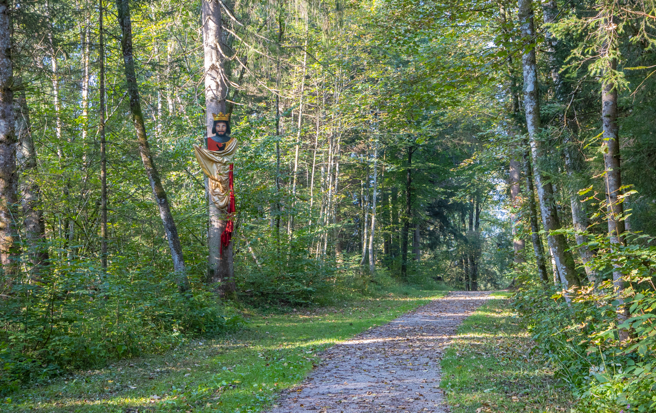 Auf einem Teilstück wurden Märchenfiguren für die Kinder aufgehängt