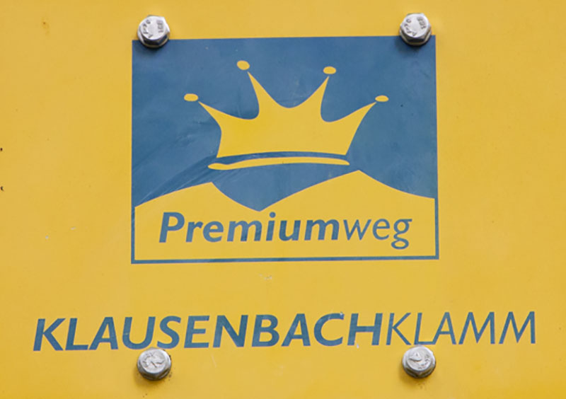 Kennzeichnung des Premiumwanderwegs "Klausenbachklamm"