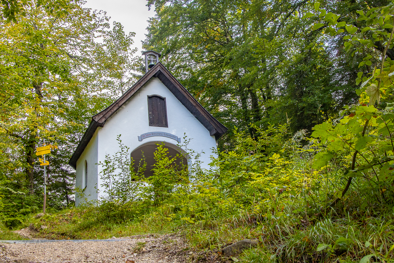 An der Eckkapelle zweigt der Weg ab