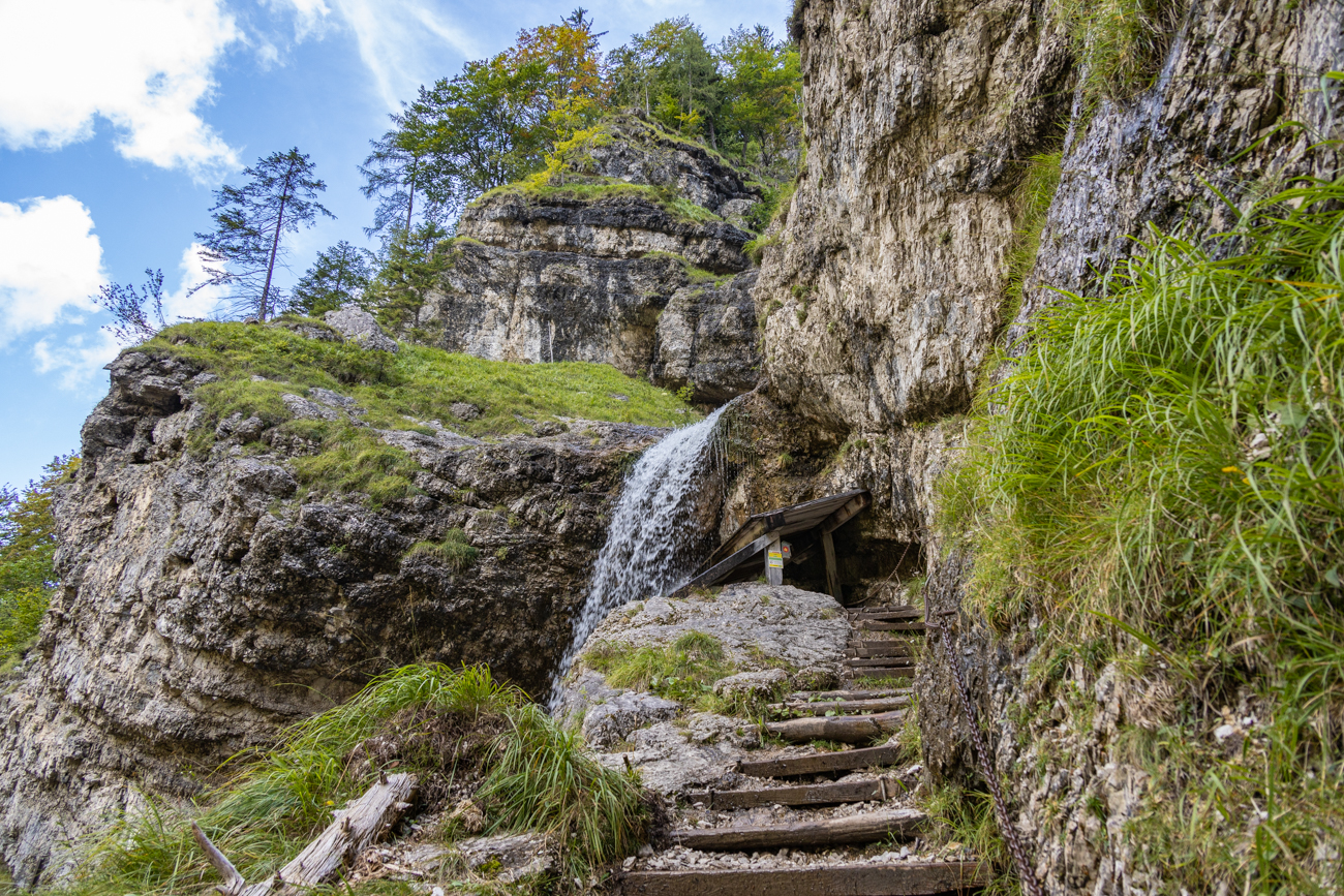 Hier kann man hinter den Wasserfall gehen