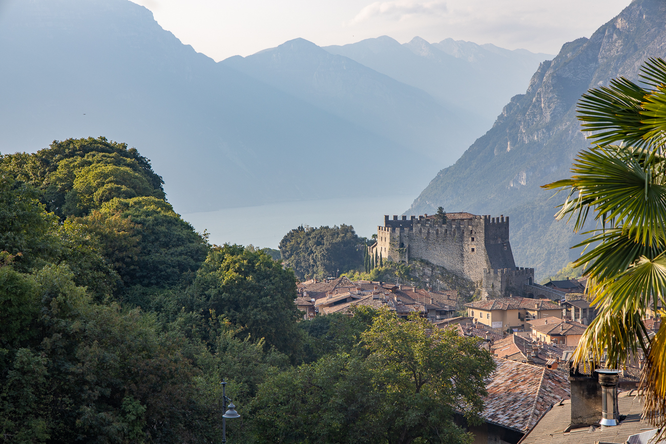 Blick zurück zum Castello di Tenno, im Hintergrund der Gardasee