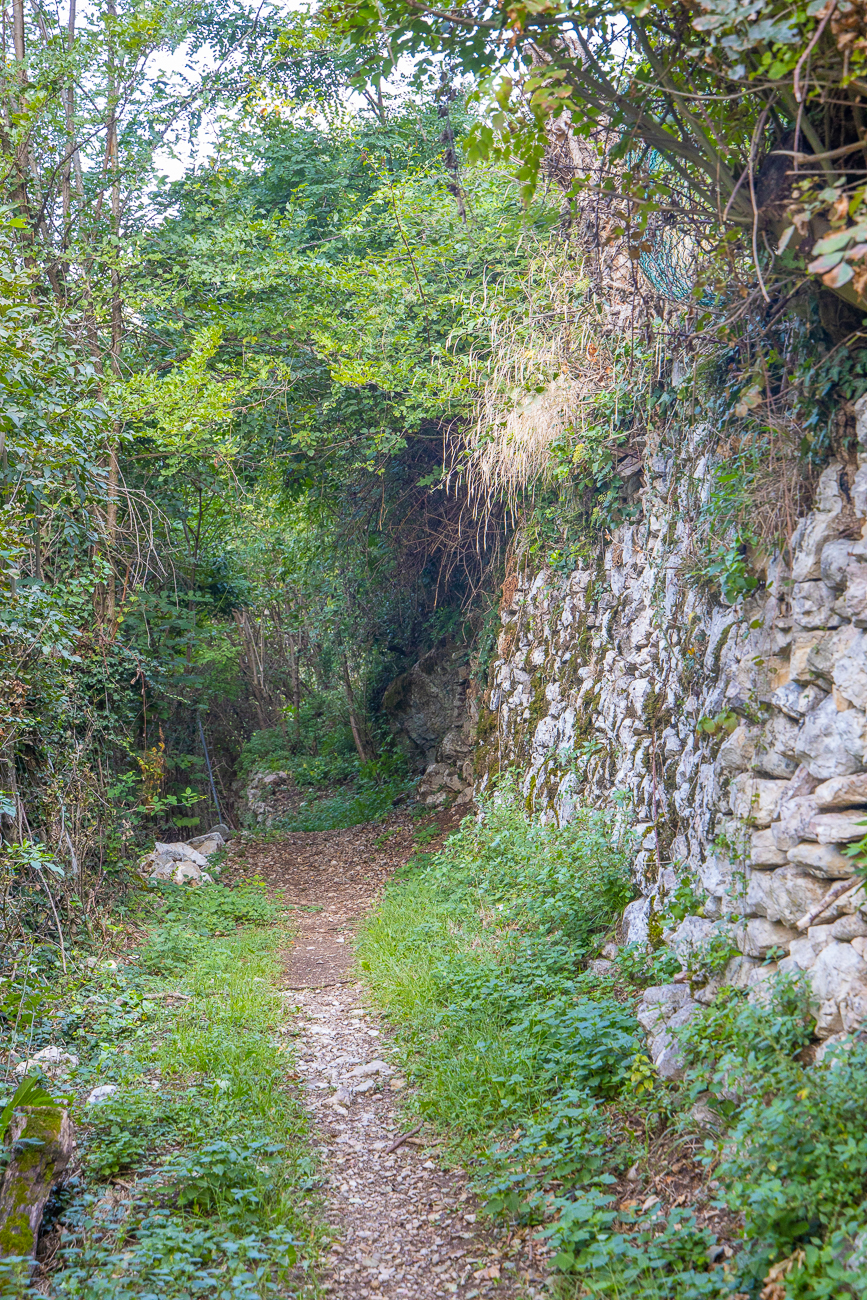 An Trockenmauern vorbei ...