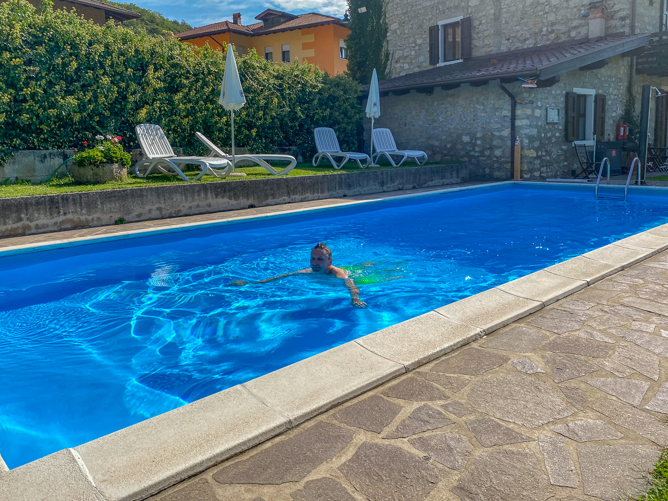 Nach dem anstrengenden Aufstieg, gibt es eine Abkühlung im Pool