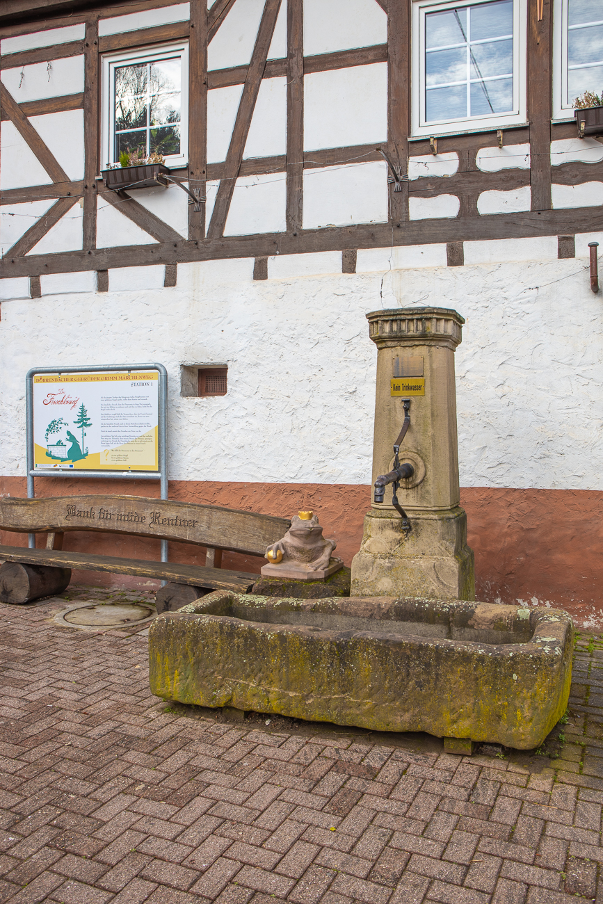 Ein Teil des Weges führt über den Grimms-Märchen-Weg, hier der Froschkönig in Dörrenbach