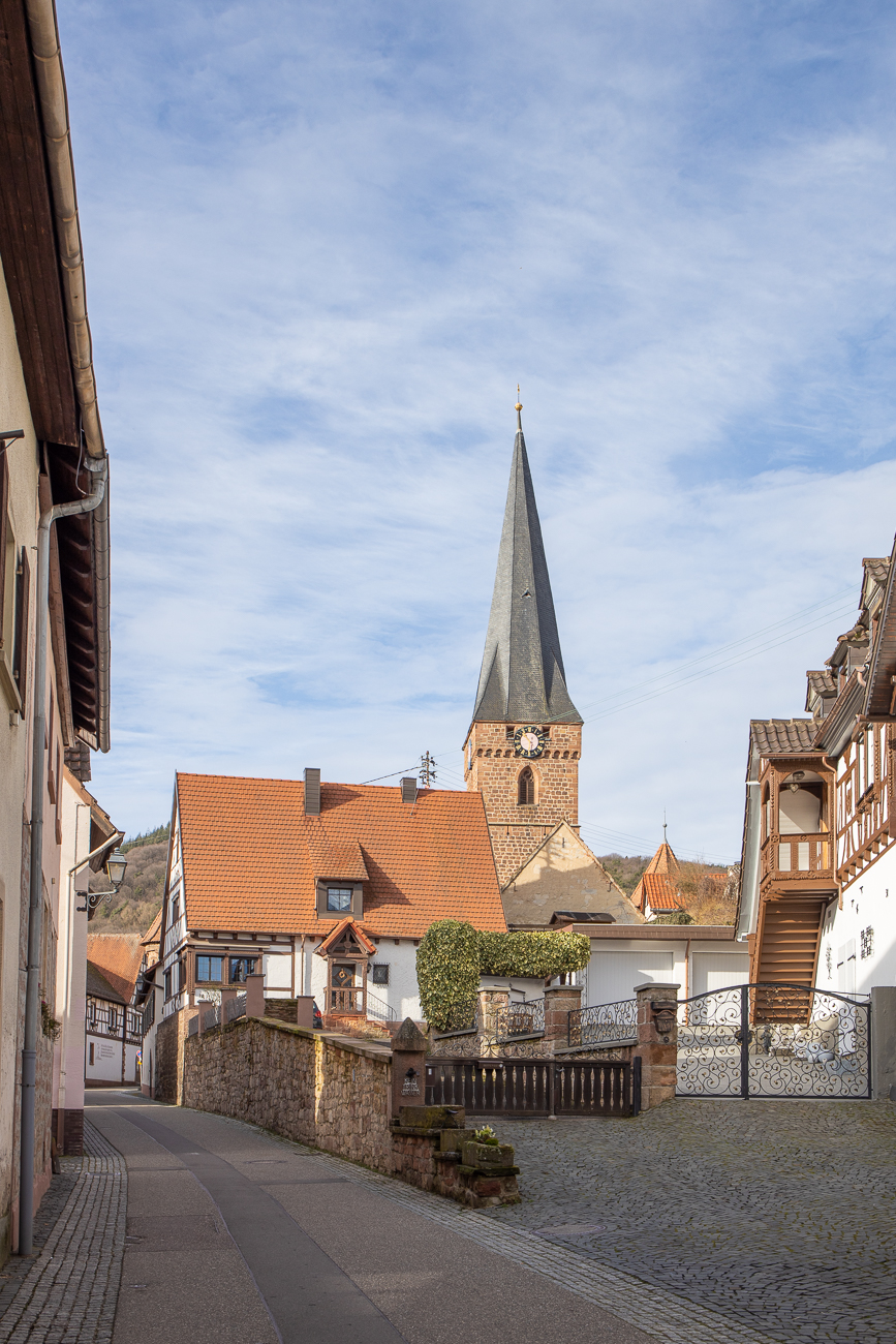 Die Wehrkirche St. Martin in Dörrenbach dient zugleich als Simultankirche sowohl der Evangelischen Kirche der Pfalz als auch dem Bistum Speyer. Sie trug früher den Namen St. Ulrich. Der Chorturm entstand um 1300. Die restlichen Kirchenteile kamen in den Folgejahrhunderten hinzu. Sie steht unter Denkmalschutz.