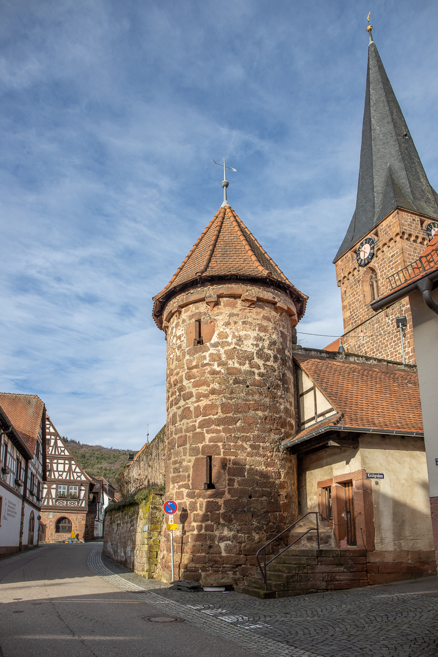 Einer der Wehrtürme am Friedhof von Dörrenbach