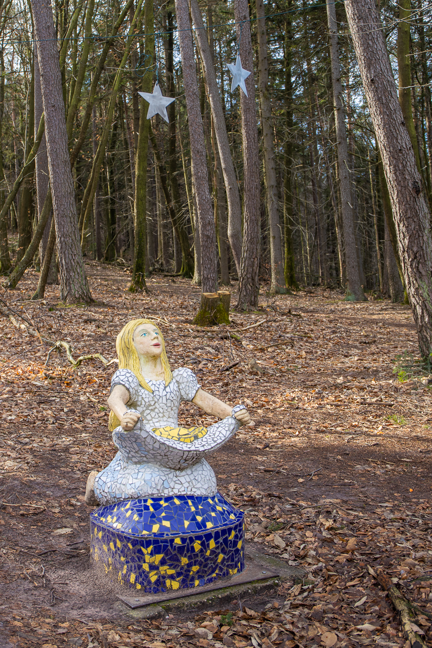 Kurz vor dem Stäffelsberg treffen wir auf das "arme Mädchen" aus Grimms Märchen Sterntaler