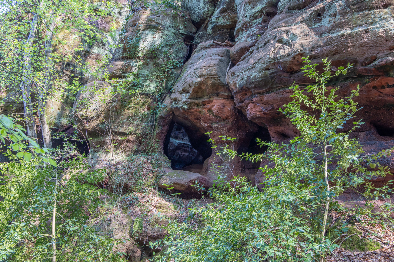 Zahlreiche Höhlen finden sich im Sandstein