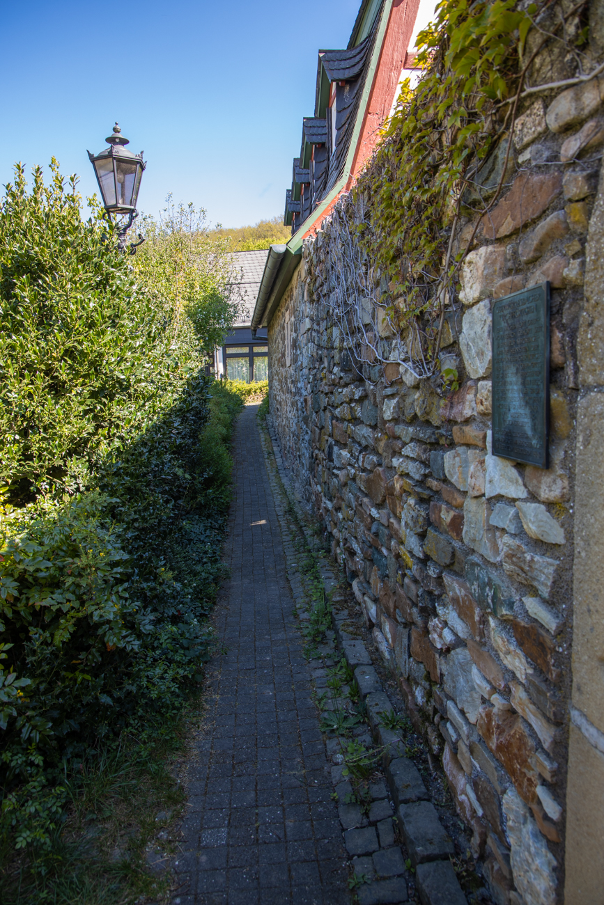 Auf engen Pfaden gelangen wir in den Ortskern