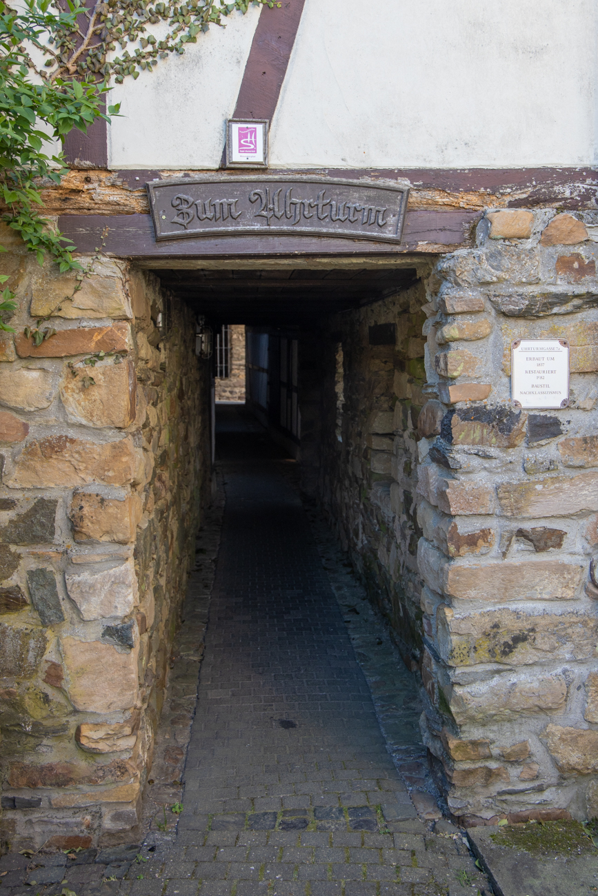 Hier geht es, wie zu lesen, zum Uhrturm