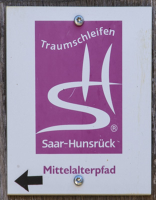 Kennzeichnung des Mittelalterpfads