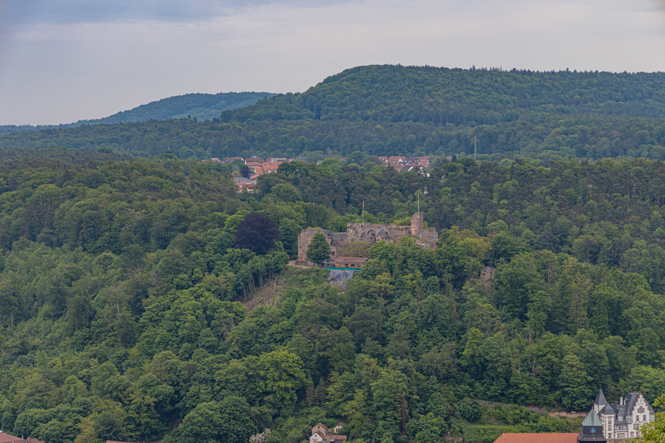 Mit dem Auto fahren wir zum Bismarckturm und schauen zur Burg Nanstein hinüber