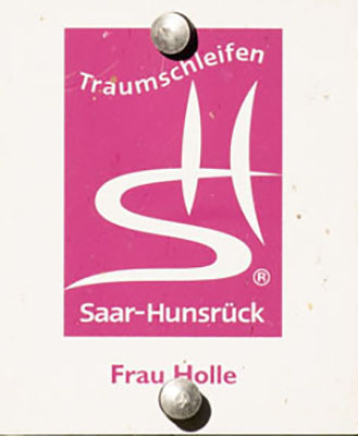 Kennzeichnung des Premiumwanderwegs "Frau Holle"