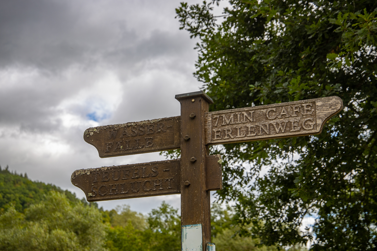 Auch wenn das Café lockt, es geht nach links ;-)