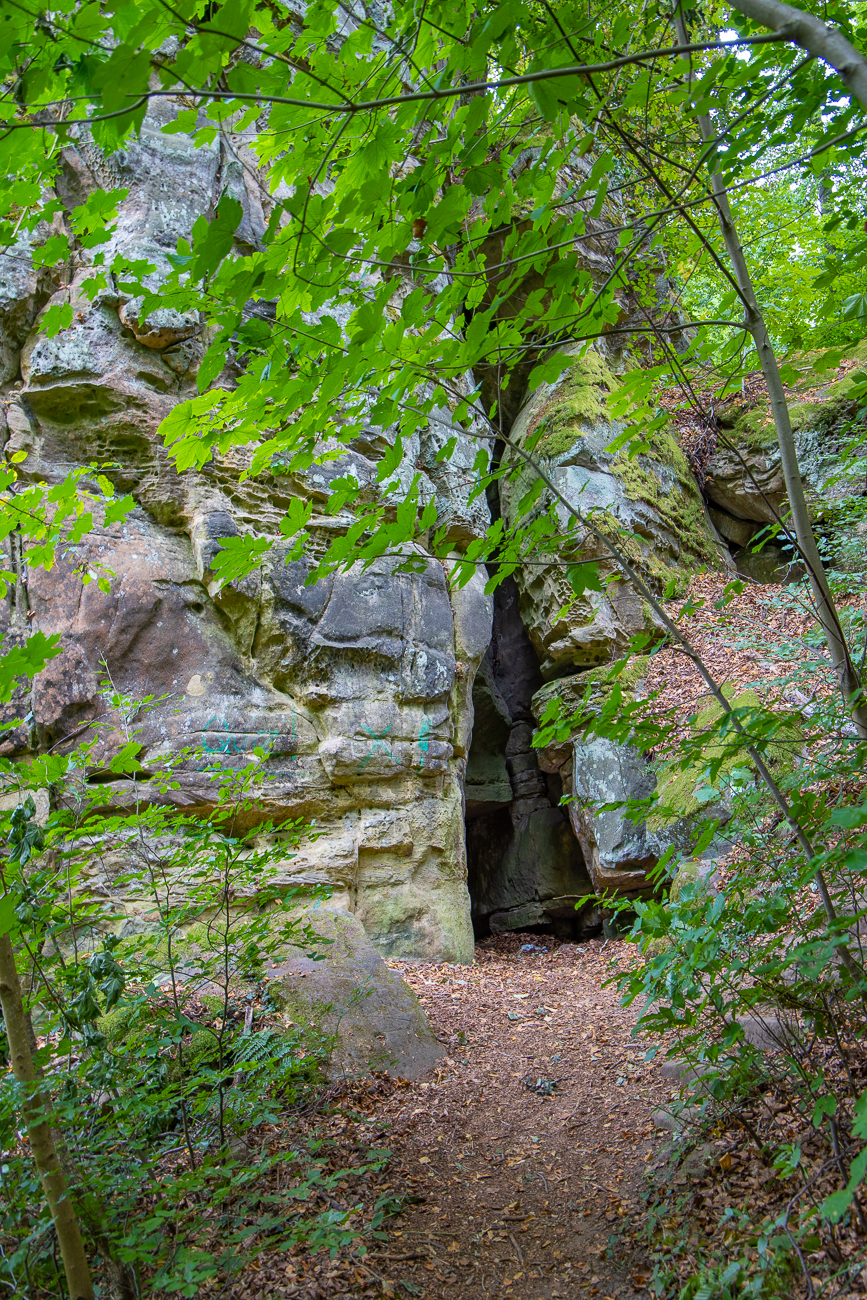 Kleine Höhle, von manchen Wanderern leider als Toilette missbraucht :-(
