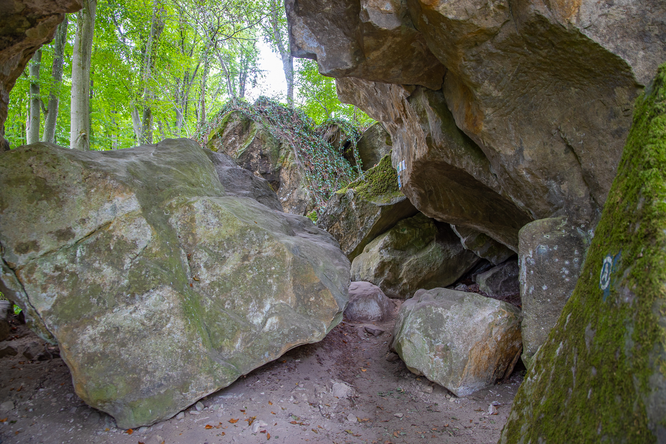 Durchgang zwischen den Felsen
