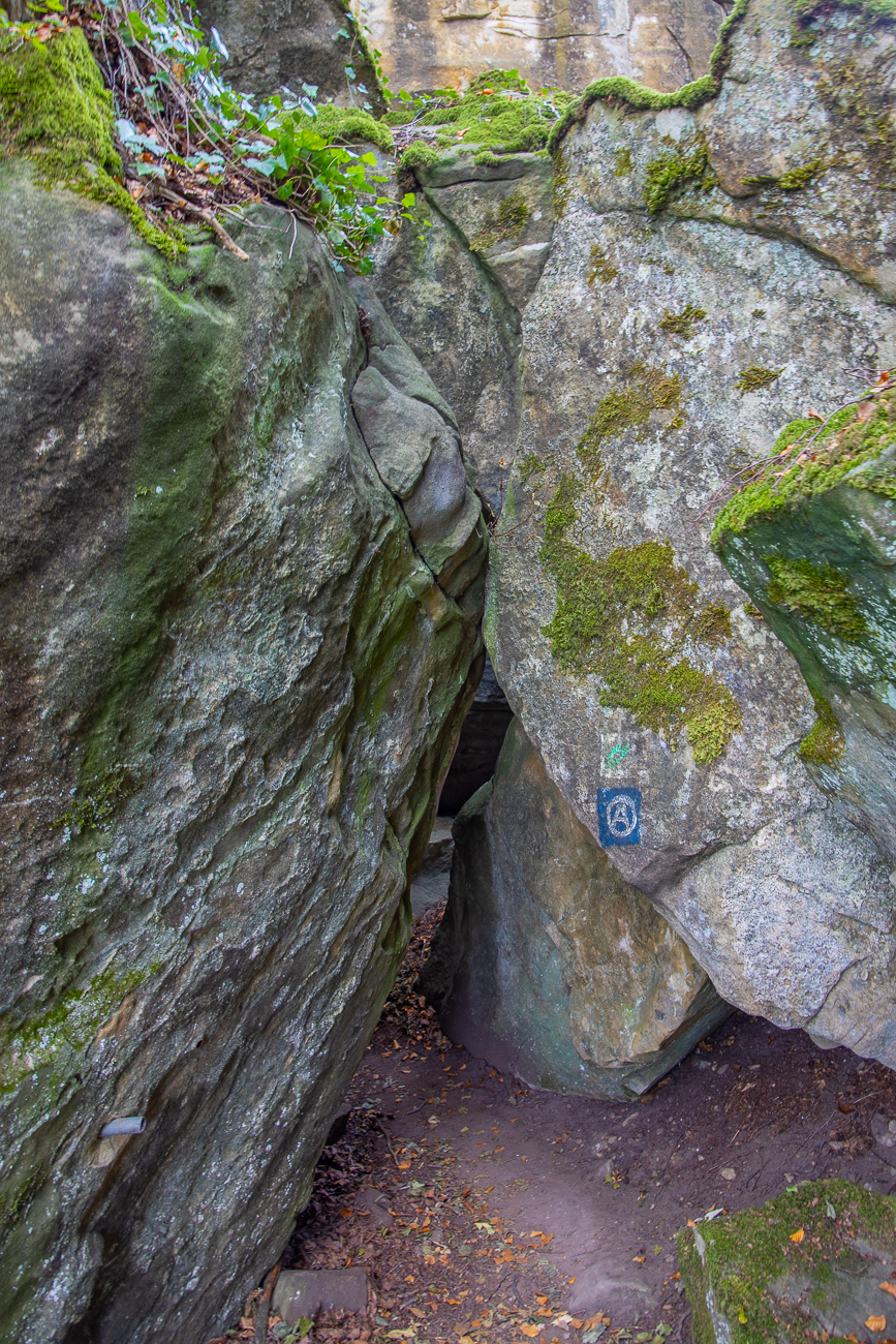 Durchgang zwischen den Felsen