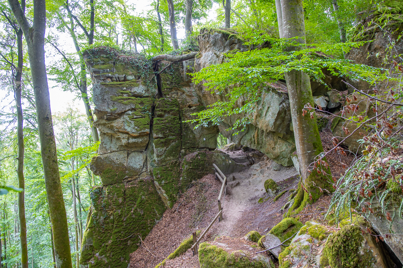 Durchgang zwischen den Felsen