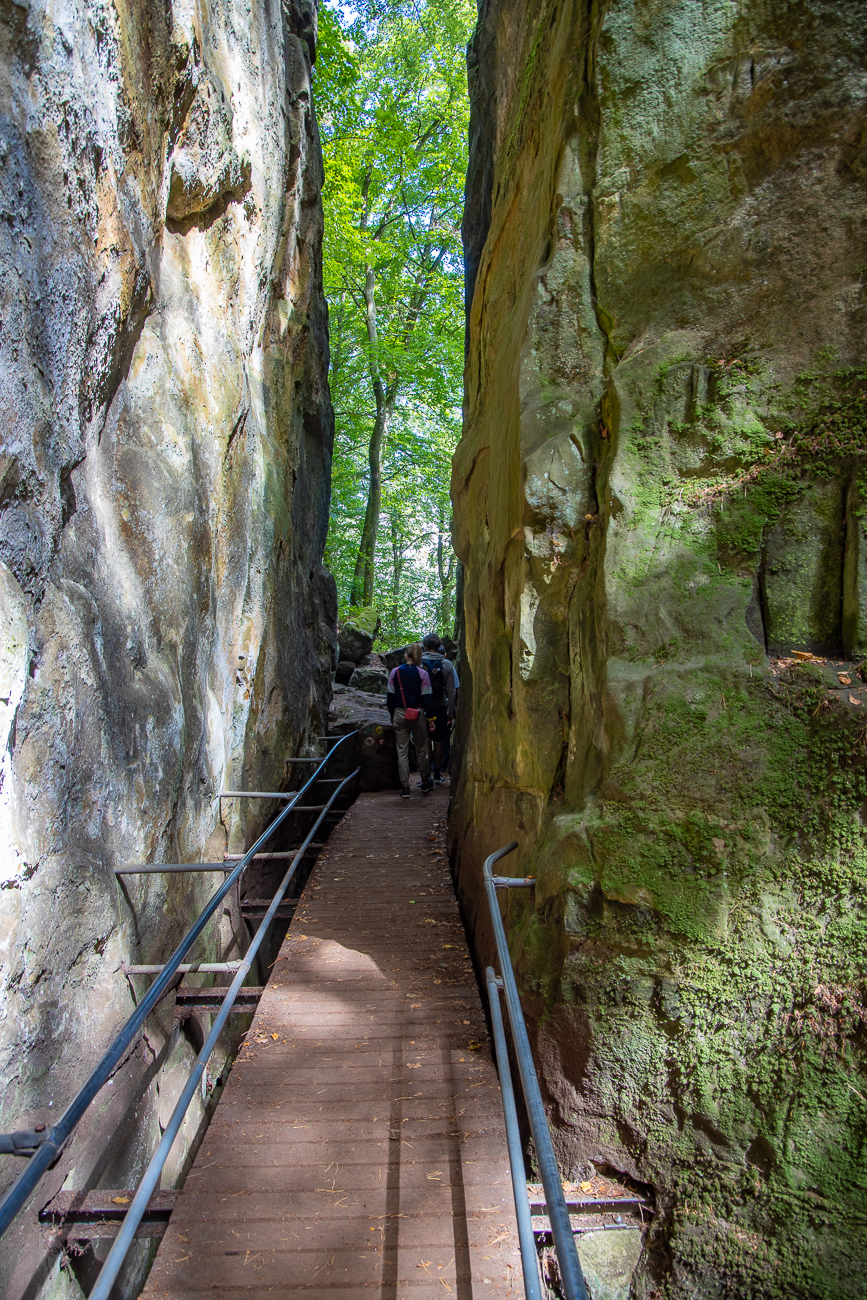 ... und durch schmale Gänge hindurch