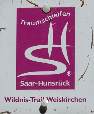 Kennzeichnung der Traumschleife Wildnis-Trail Weiskirchen