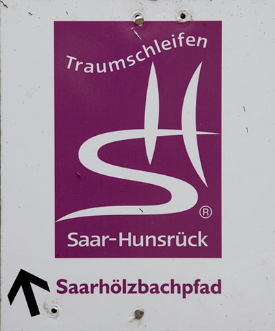 Kennzeichnung des Premiumwanderwegs "Saarhölzbachpfad"