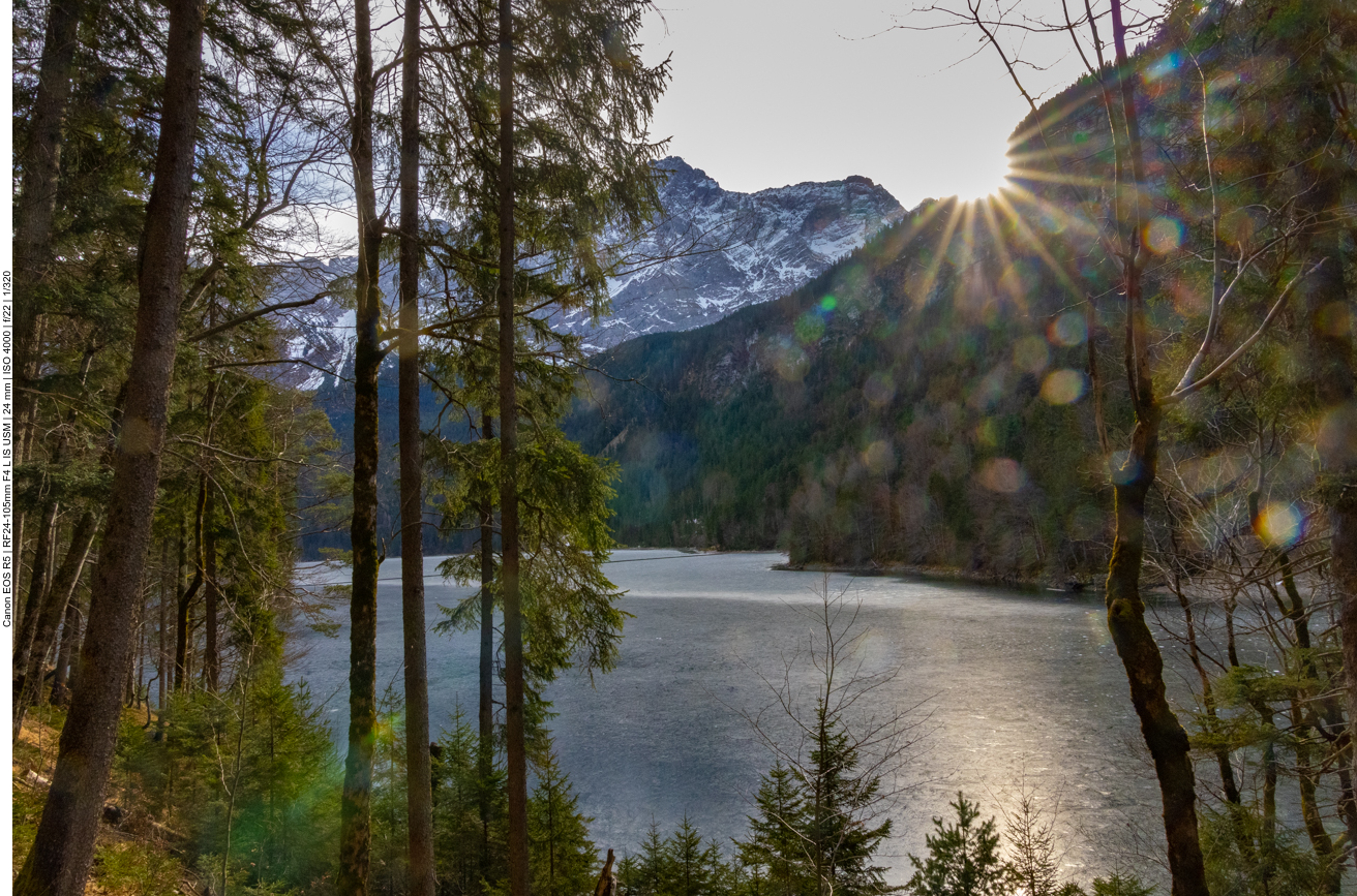 Die Sonne spitzt über die Berge