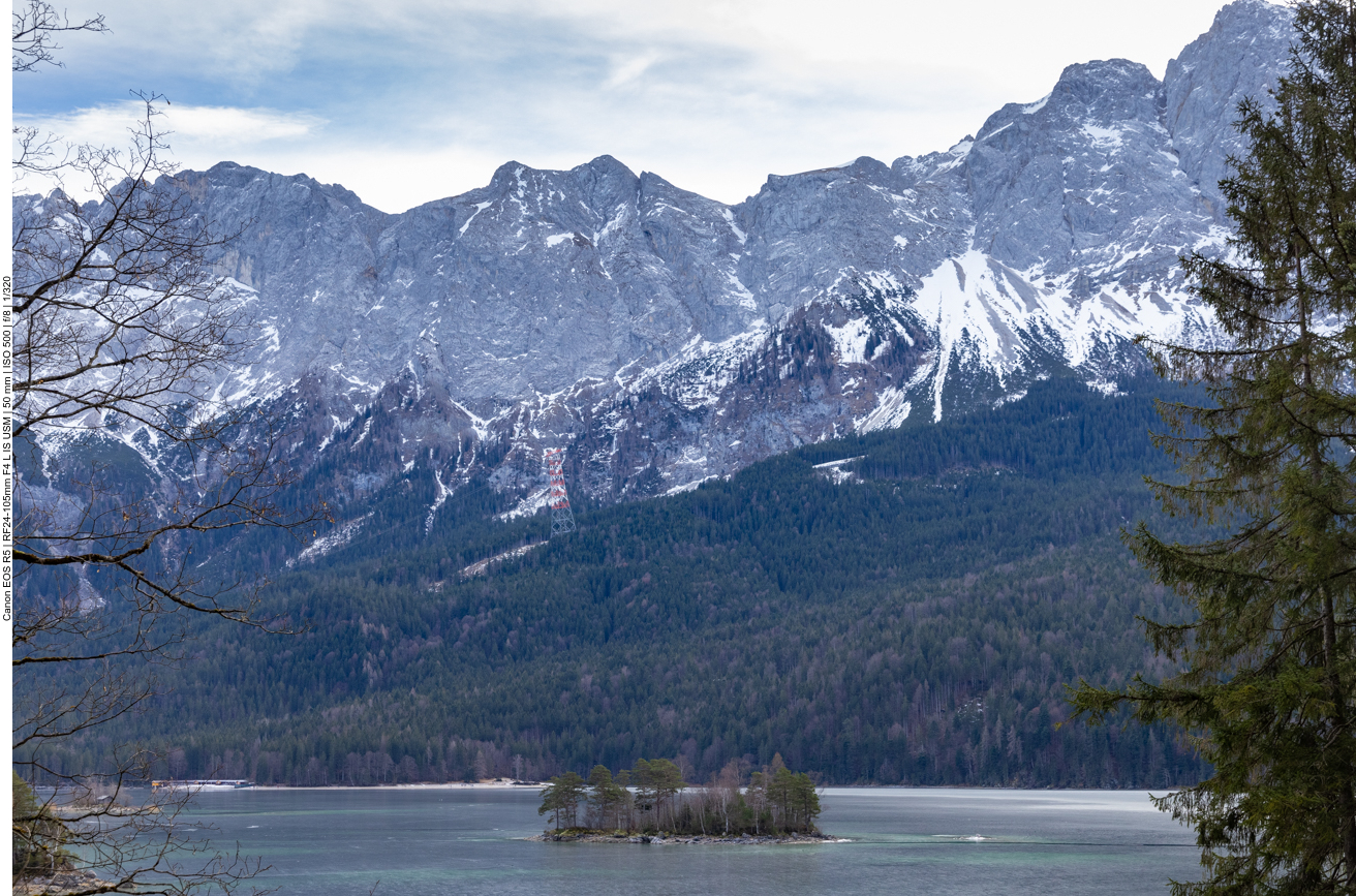 Im Hintergrund ein (rot-weiß gestrichener) Mast der (alten) Seilbahn zur Zugspitze hinauf