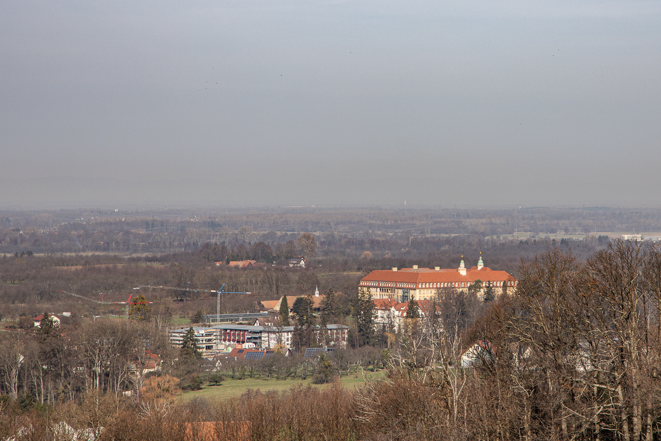 Das Kloster Erlenbad in Sasbach/Obersasbach steht am Rand des Schwarzwaldes. Es wurde 1924-1926 erbaut, zu einer Zeit als die Gemeinschaft der Franziskanerinnenbereits eine sehr bewegte Geschichte hinter sich hatte.  Während des 2. Weltkrieges war das Mutterhaus Erlenbad beschlagnahmt u.a. für 300 Mann einer Baukompanie, für die Unterbringung von ca. 1000 volksdeutschen Umsiedlern. Der Klostergemeinde blieb wieder nur das Marienheim. Von 1927 bis 1956 war im Mutterhaus auch die Klosterschule untergebracht.  Heute sind viele der einst jungen, hochmotivierten Ordensfrauen nach einem erfüllten Leben auf ihren Stationen wieder ins Erlenbad zurückgekehrt, wo sie ihre letzte Lebensphase verbringen. Derzeit wohnen ca. 110 Schwestern im Mutterhaus. Außerdem ist es der Sitz der Provinzleitung und der Provinzverwaltung.