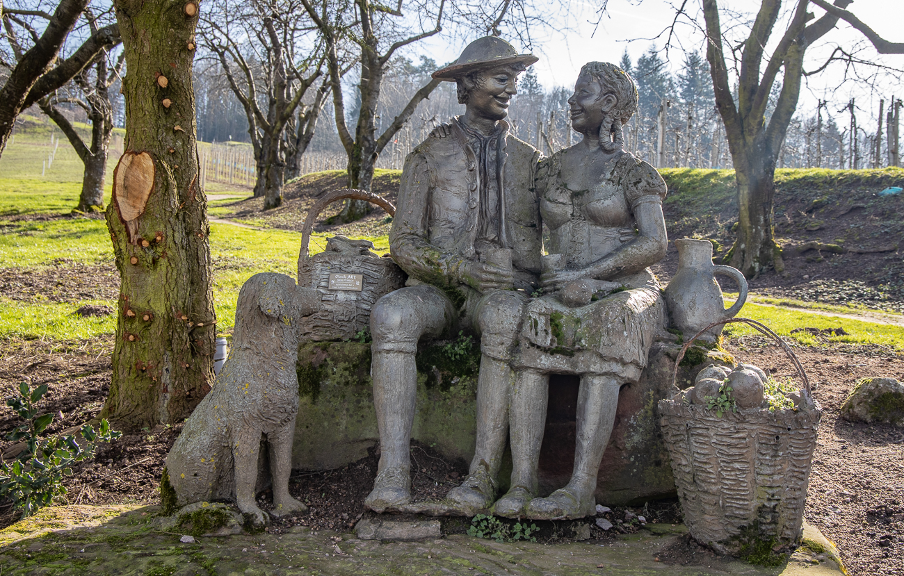 Eine von zahlreichen Skulpturen am Wegesrand