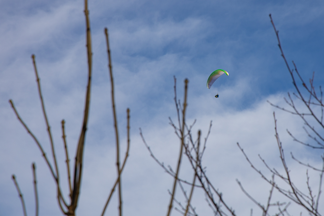 Auch Gleitschirmflieger werden durch das schöne Wetter in die Luft gelockt