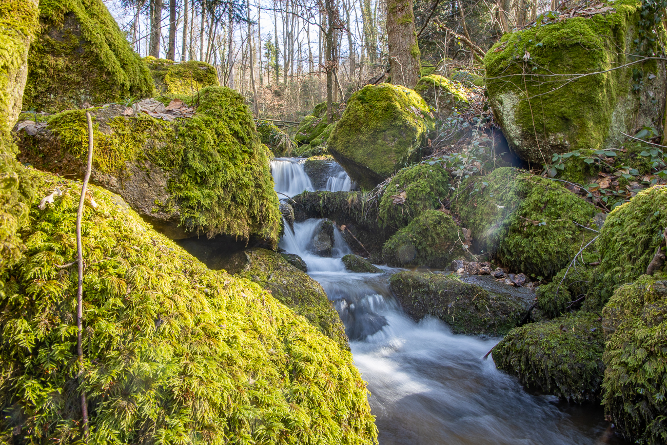 ... durch die Felsen ins Tal hinab