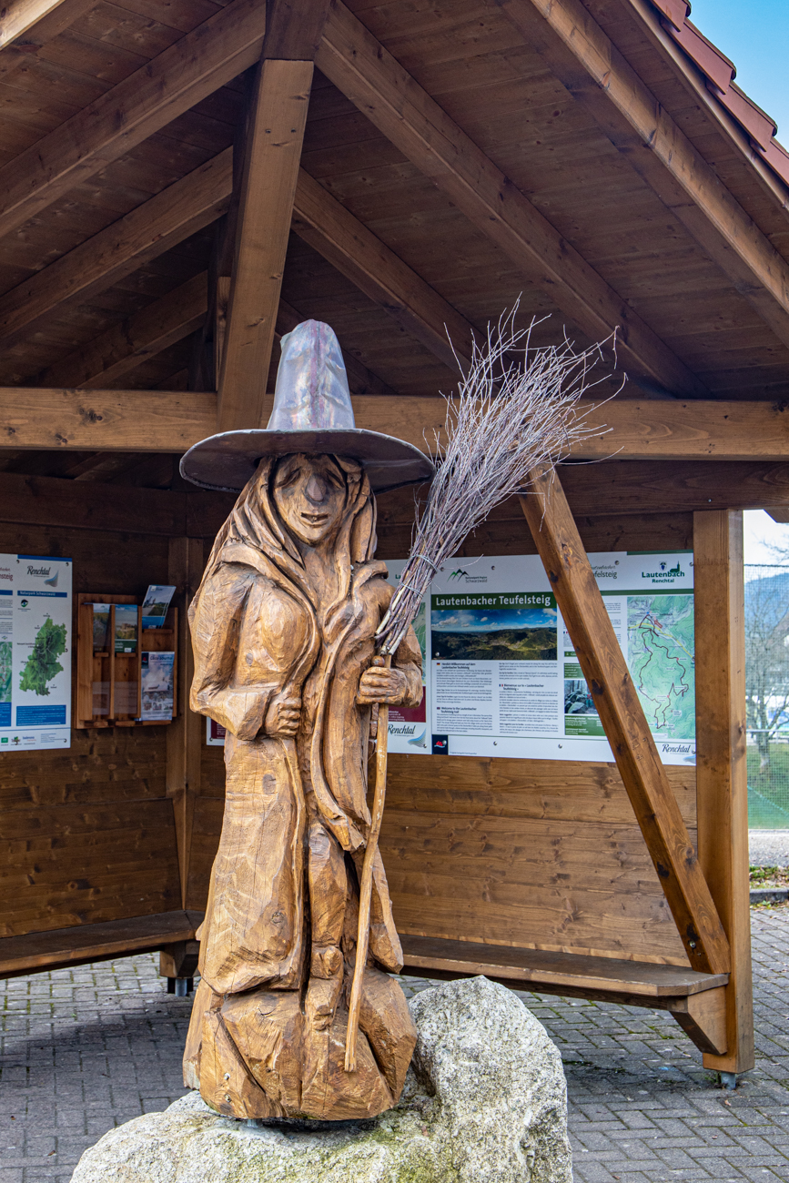 Am Startpunkt wartet schon die erste Hexe ;-)