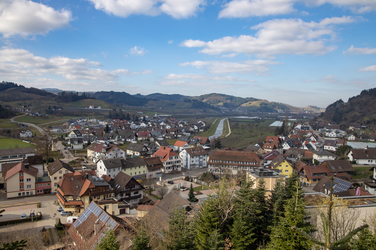 Gleich am Anfang geht es lange und steil bergauf ...